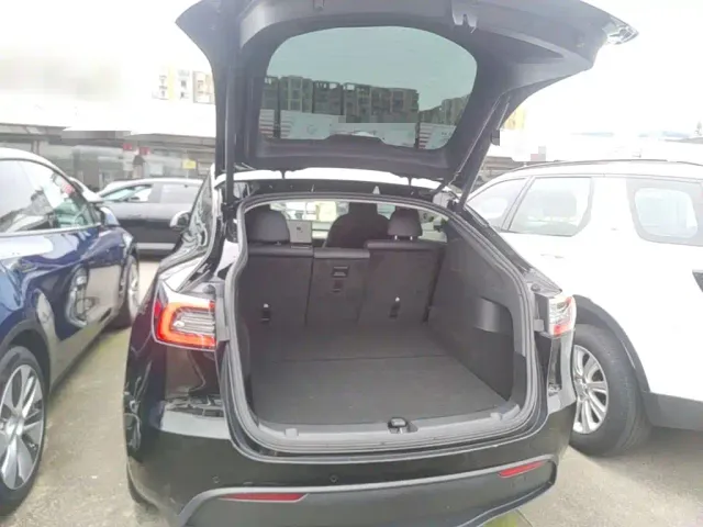 Tesla Model Y — Фото автомобиля 18