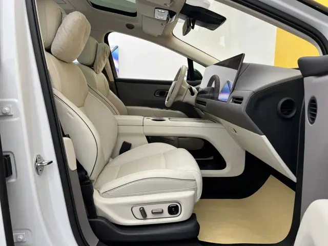 Li Auto i8 — Фото автомобиля 17