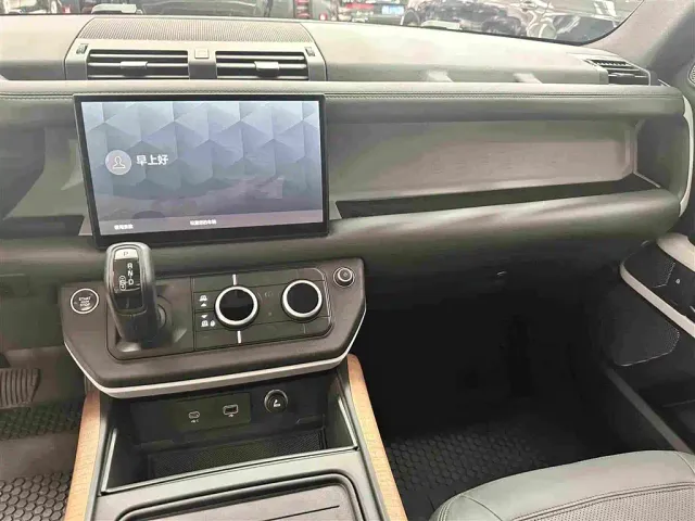 Land Rover Defender — Фото автомобиля 9