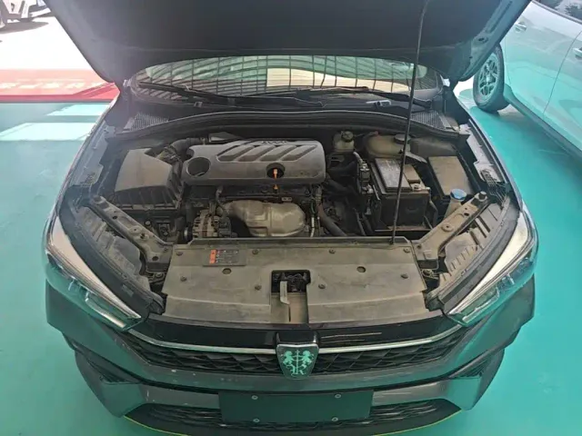 Roewe i5 — Фото автомобиля 19