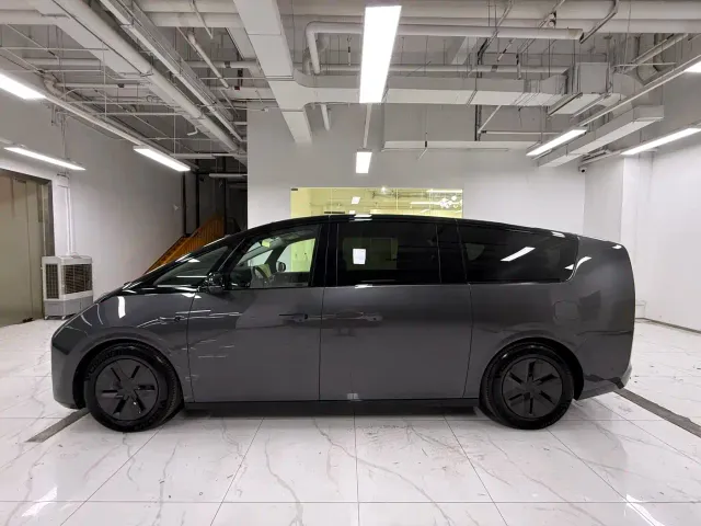 Li Auto MEGA — Фото автомобиля 3