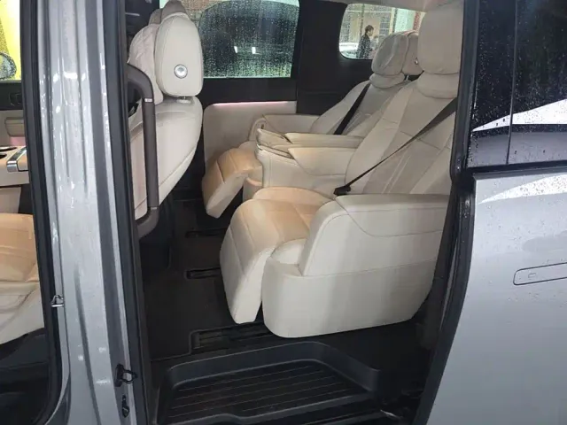 Li Auto MEGA — Фото автомобиля 16