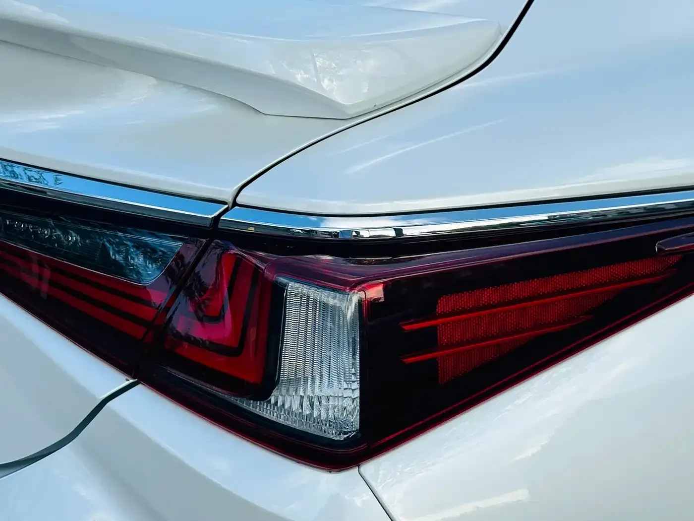 Lexus Lexus ES 2022 300h Ultimate Edition — Фото автомобиля 13