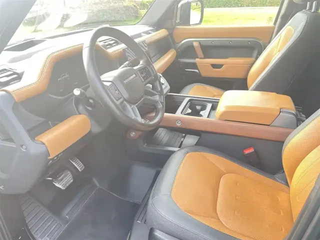 Land Rover Defender — Фото автомобиля 12