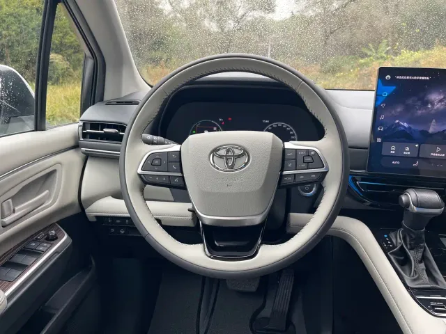Toyota Sienna — Фото автомобиля 5