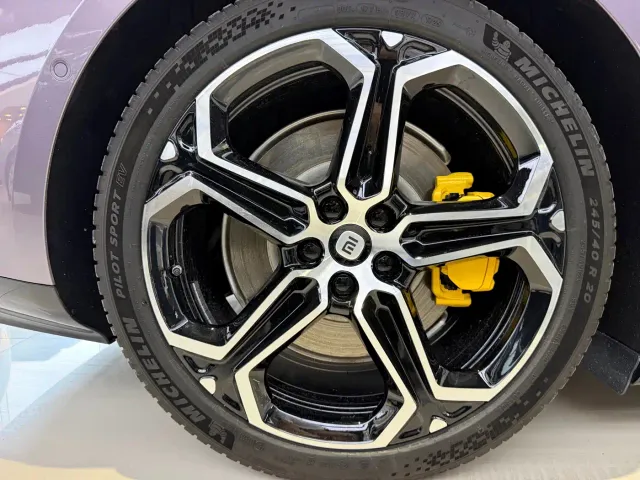 Xiaomi SU7 — Фото автомобиля 16