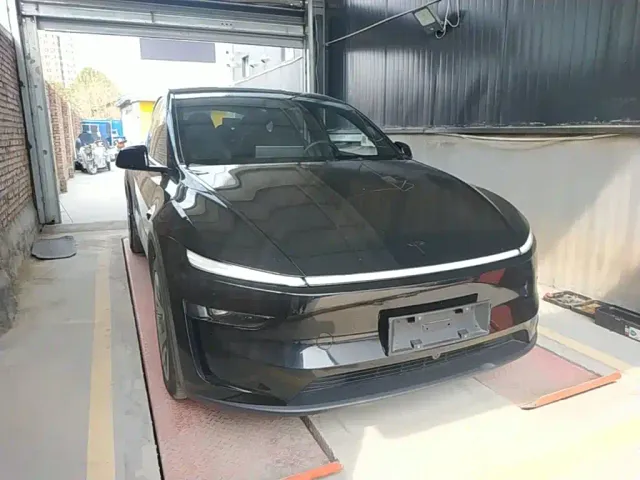 Tesla Model Y L — Фото автомобиля 3