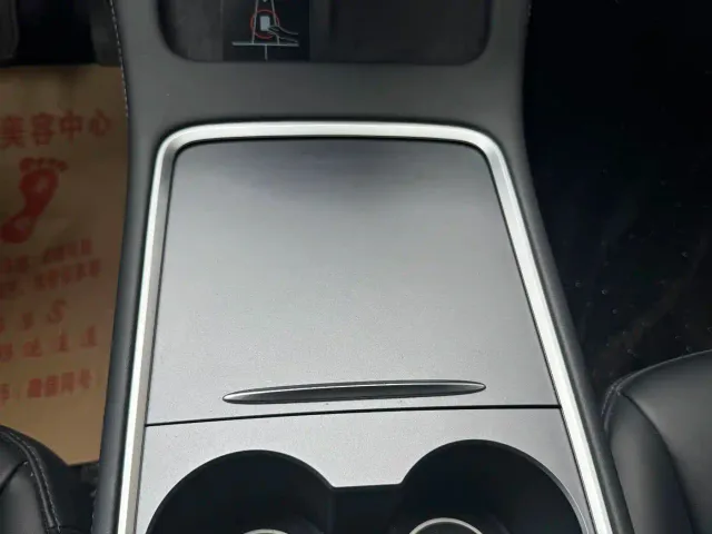 Tesla Model Y — Фото автомобиля 18