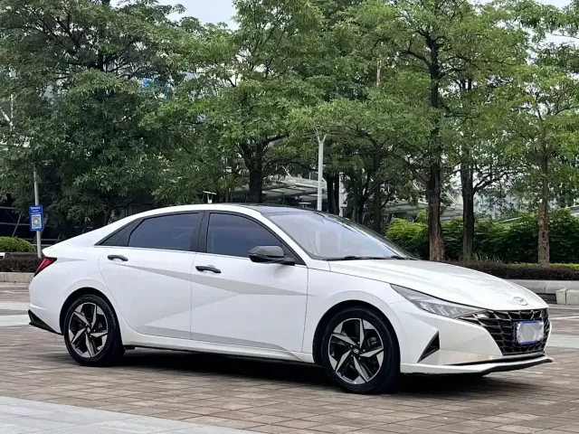 Hyundai Elantra 2022 1.5L CVT LUX Premium Edition — Фото автомобиля 3