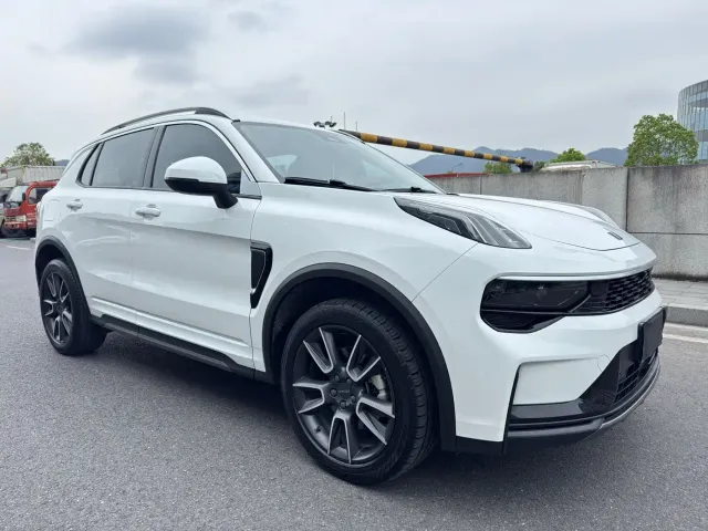 Lynk & Co 01 — Фото автомобиля 3
