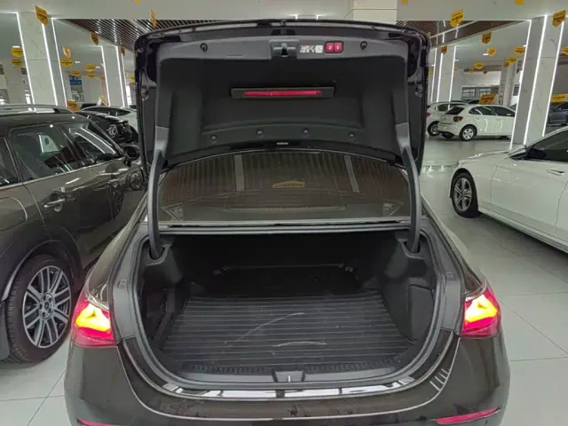 Mercedes-Benz E-Class — Фото автомобиля 18
