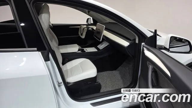 Tesla Model Y — Фото автомобиля 17
