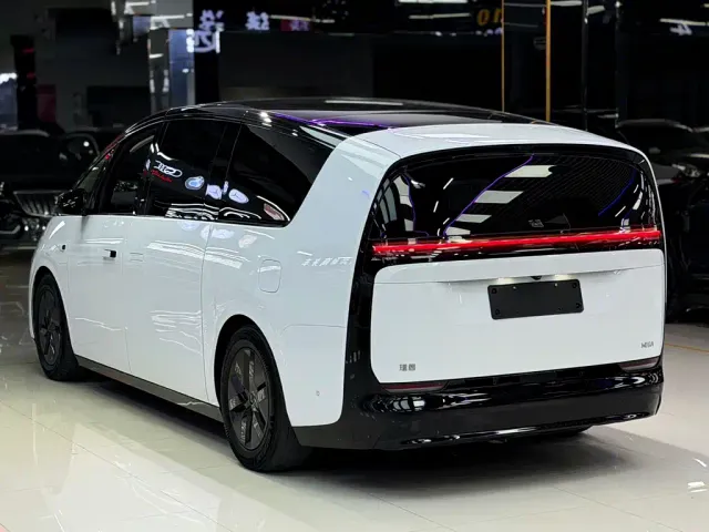 Li Auto MEGA — Фото автомобиля 12