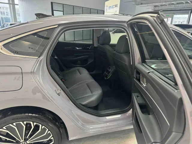 Volkswagen Passat — Фото автомобиля 14