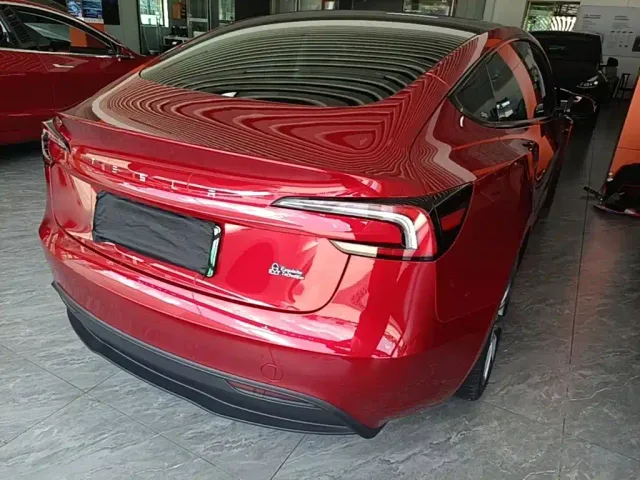 Tesla Model 3 — Фото автомобиля 5