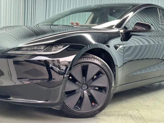 Tesla Model 3 — Фото автомобиля 2