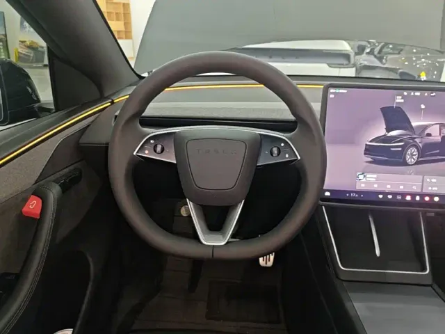 Tesla Model Y L — Фото автомобиля 10