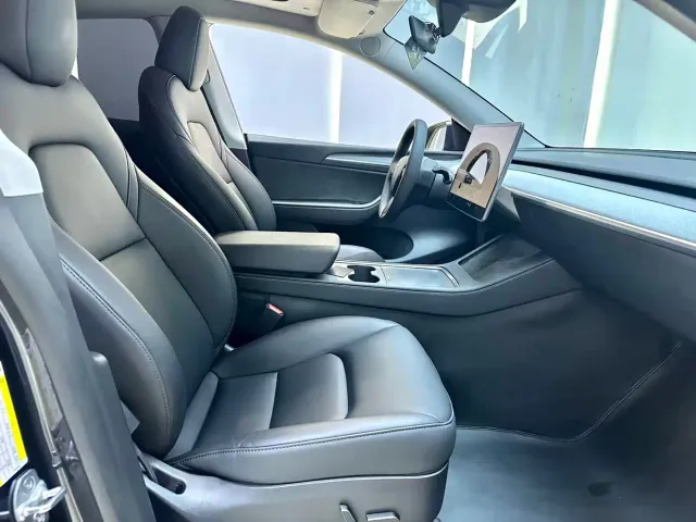 Tesla Model Y — Фото автомобиля 11