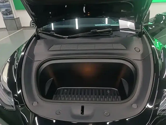 Tesla Model Y — Фото автомобиля 19