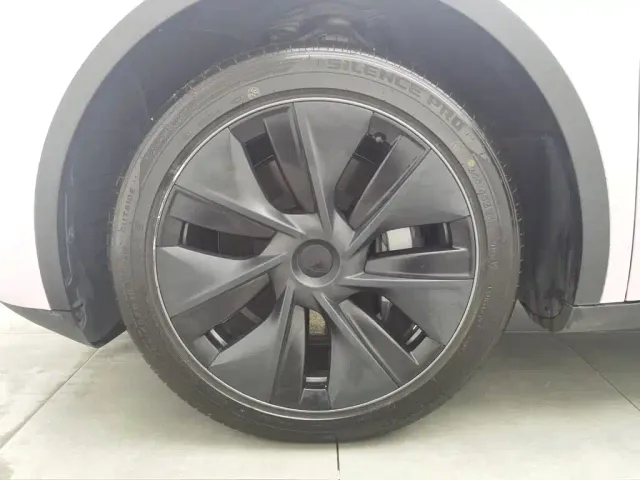 Tesla Model Y — Фото автомобиля 17
