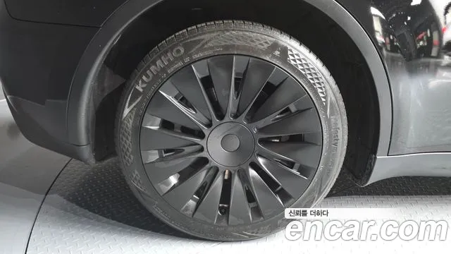 Tesla Model Y — Фото автомобиля 5