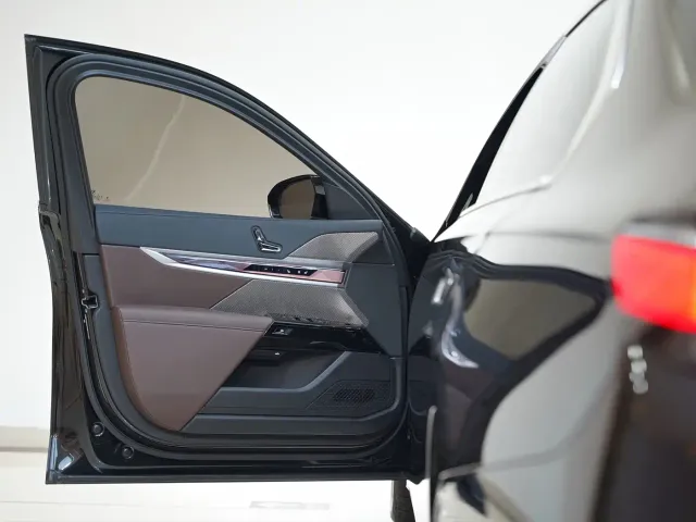 BMW BMW i7 2023 eDrive50L Leading M Sport Package — Фото автомобиля 9