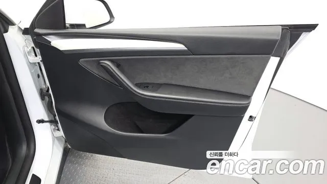 Tesla Model Y — Фото автомобиля 13