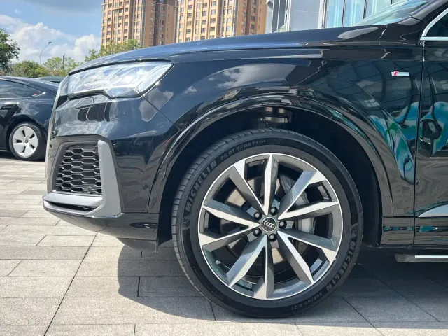 Audi Q7 — Фото автомобиля 10
