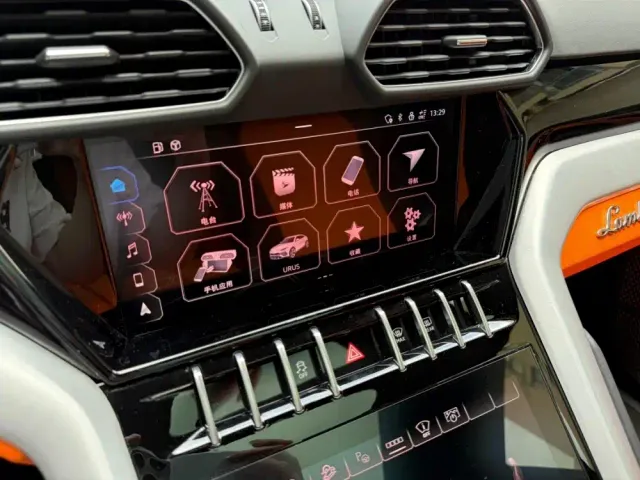 Lamborghini Urus — Фото автомобиля 13
