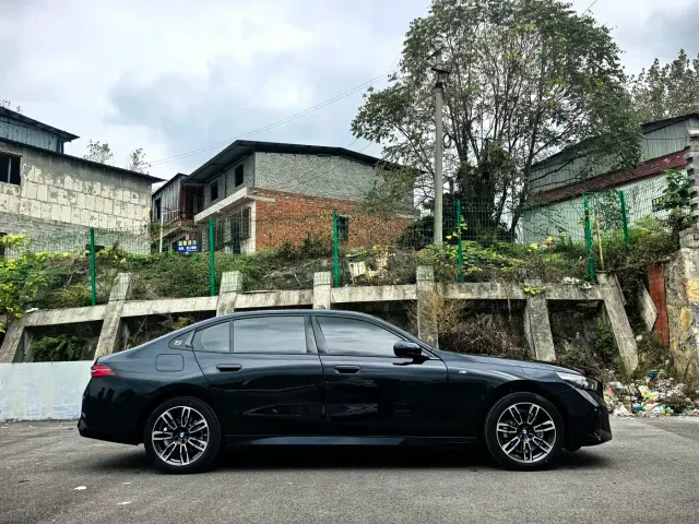 BMW 5 Series — Фото автомобиля 11