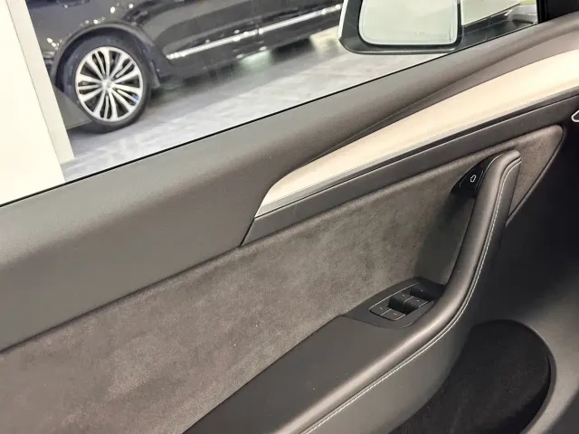 Tesla Model Y — Фото автомобиля 9