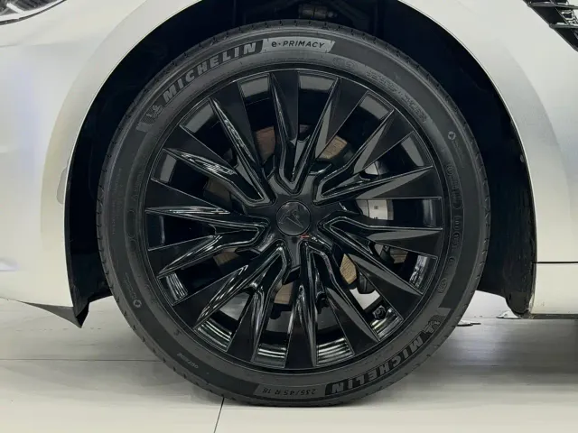 Tesla Model 3 — Фото автомобиля 18