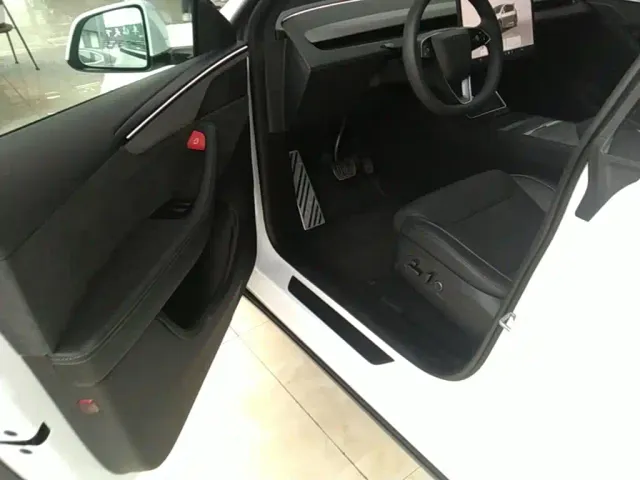 Tesla Model Y L — Фото автомобиля 15