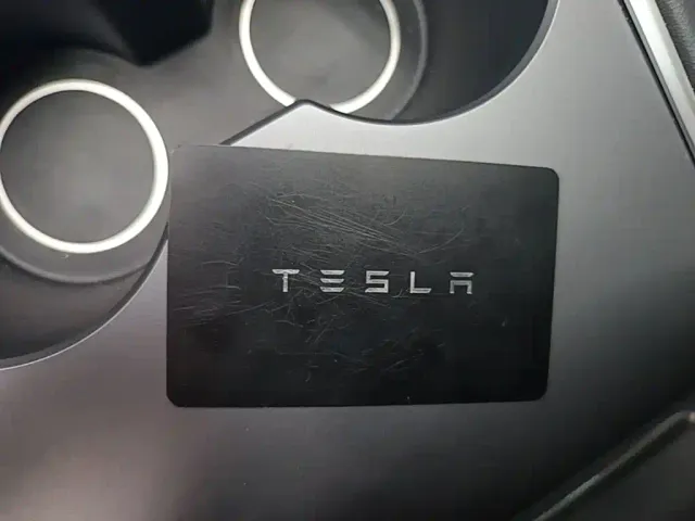 Tesla Model 3 — Фото автомобиля 8