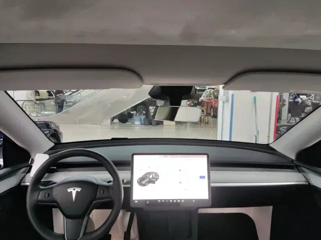 Tesla Model Y — Фото автомобиля 17