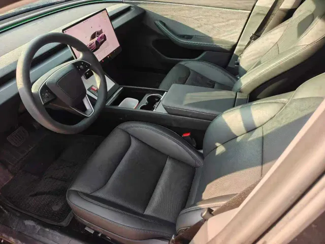 Tesla Model 3 — Фото автомобиля 10