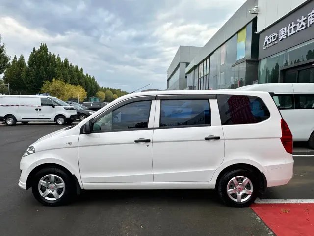 Wuling Hongguang — Фото автомобиля 4