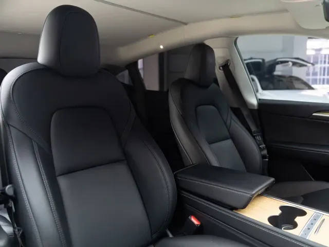 Tesla Model Y — Фото автомобиля 13