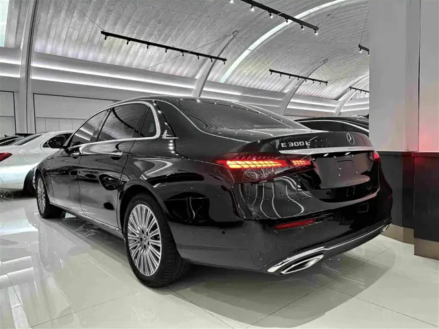 Mercedes-Benz E-Class — Фото автомобиля 4