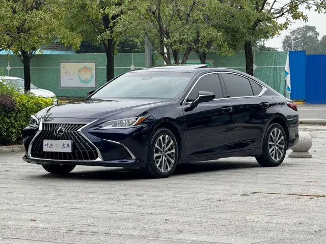 Фотография автомобиля — Lexus ES