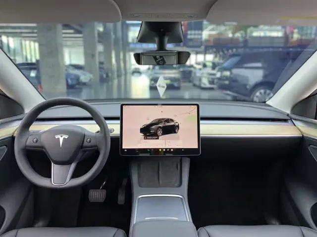 Tesla Model Y — Фото автомобиля 15