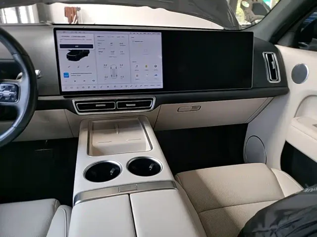 Li Auto L8 — Фото автомобиля 12