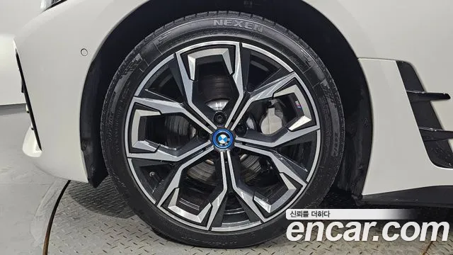 BMW i4 — Фото автомобиля 5