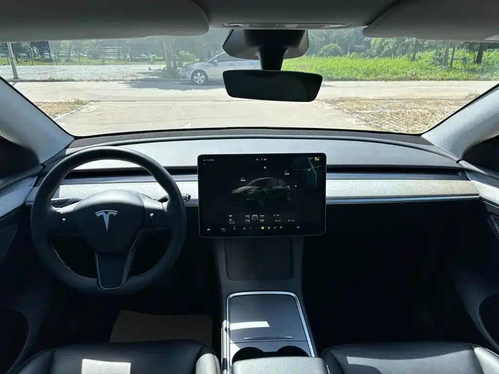 Tesla Model Y 2024 Rear-Wheel Drive Version — Фото автомобиля 11