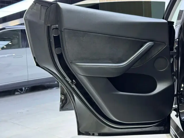 Tesla Model Y — Фото автомобиля 19