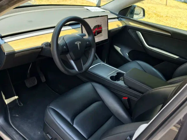 Tesla Model Y — Фото автомобиля 8