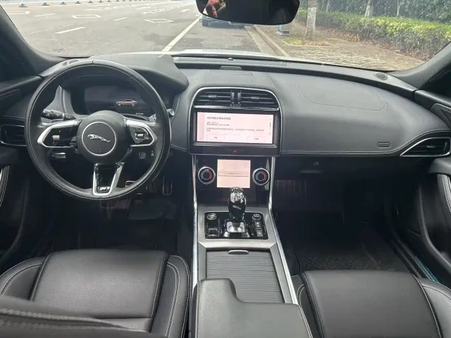 Jaguar XEL — Фото автомобиля 4