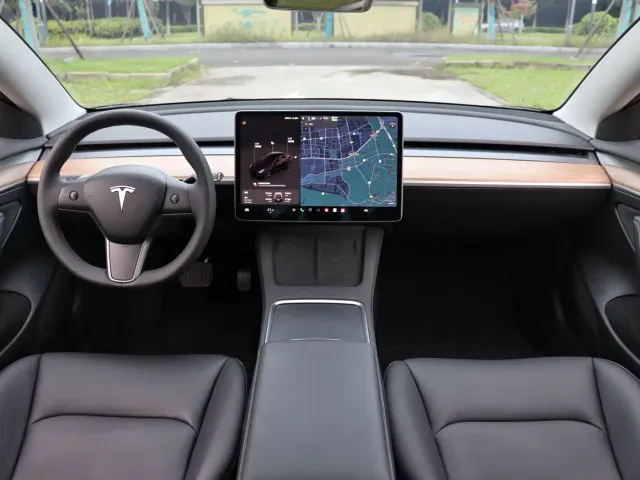 Tesla Model 3 — Фото автомобиля 11