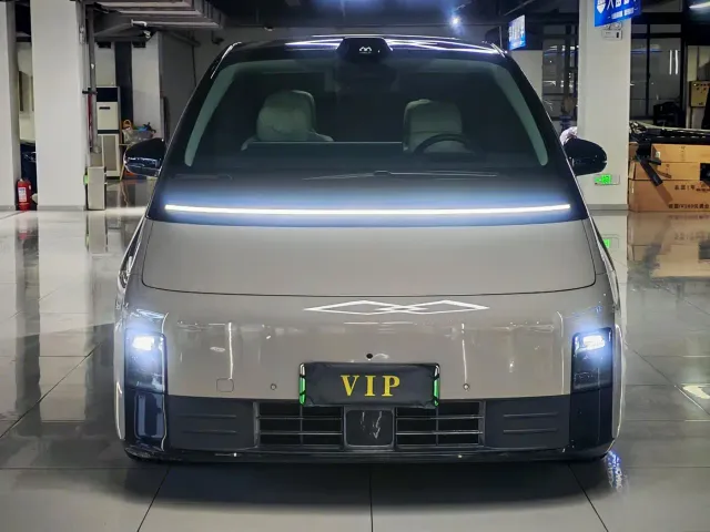 Li Auto MEGA — Фото автомобиля 2