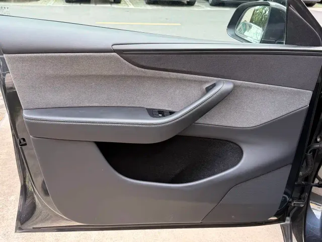 Tesla Model Y — Фото автомобиля 12
